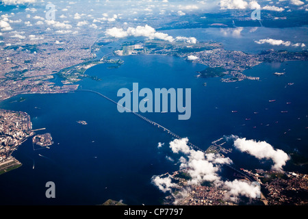 Vue aérienne de la baie de Guanabara Baia da Guanabara traversé par Rio-Nitreói Bridge Rio de Janeiro Brésil Banque D'Images