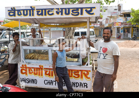 Les vendeurs d'aliments représentent par leur panier à Khajuraho, Inde. Banque D'Images