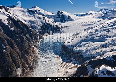 Vue aérienne d'un glacier suspendu et chute de glace, de montagnes côtière au nord de Haines, sud-est de l'Alaska, l'été Banque D'Images