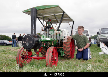 Jeune garçon avec moteur de traction miniature à la vapeur et Stockley Heddington Rally. Banque D'Images