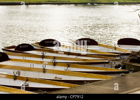 Bateaux et plates sur la rivière Avon à Stratford upon Avon en Angleterre Banque D'Images