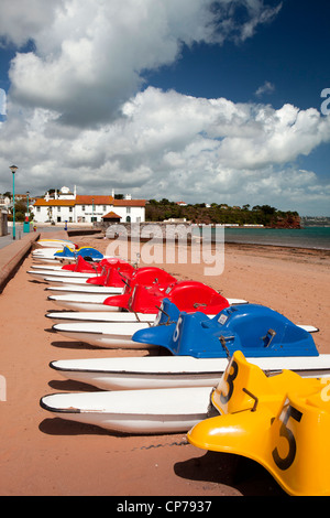 Royaume-uni, Angleterre, Devon, Torquay, plage de Goodrington Sands line colorées de bateaux en attente de voitures à pédales Banque D'Images