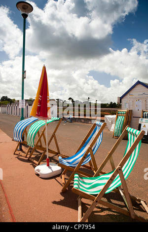 Royaume-uni, Angleterre, Devon, Torquay, plage de Goodrington Sands, à rayures vide transats blowing in wind Banque D'Images