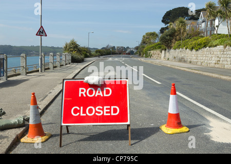 La Red Road closed sign on Cliff Road à Falmouth, Cornwall UK. Banque D'Images