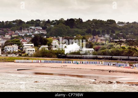 Royaume-uni, Angleterre, Devon, Torquay, Paignton, plage de Goodrington Sands à Dartmouth steam train passant au-dessus des cabines de plage Banque D'Images