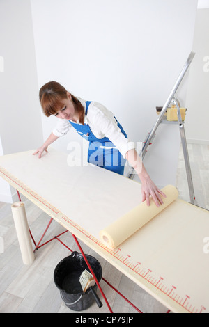 Femme portant sur fond d'une table de collage Banque D'Images