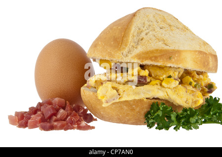 Oeufs brouillés avec des oignons, du bacon et des ingrédients crus sur un rouleau isolé sur fond blanc avec clipping path Banque D'Images