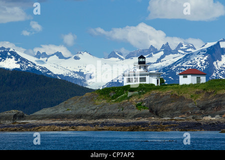 Vue panoramique o retraite point phare avec Eagle et Glacier Coast Range dans l'arrière-plan, le passage de l'intérieur, Juneau, Alaska Banque D'Images