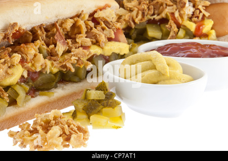 Hot Dog avec des sauces dans des bols isolé sur fond blanc (avec les trajets de découpage) Banque D'Images