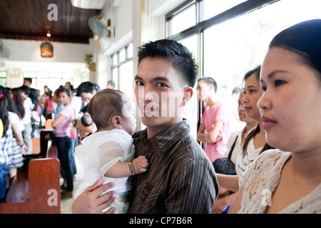 Lapu-Lapu City, Philippines, 26/02/2012 : 200 à 300 bébés baptisés dans un seul 3 heure cérémonie à Mactan Air Base Chapelle. Banque D'Images