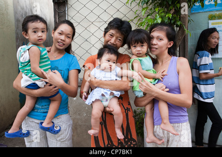 Une famille sur trois générations. Lapu-Lapu City, Metro Cebu, Mactan Island, Visayas, Philippines. Banque D'Images