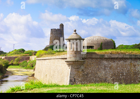 Fortifications construites pour garder les Anglais de la baie de Saint Vaast, Normandie, France. Banque D'Images