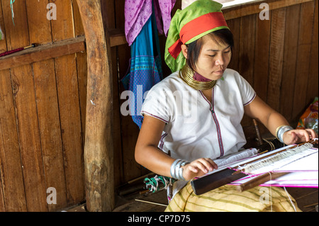 Karen femme à long cou tissage tissu, Inle Lake Myanmar Banque D'Images