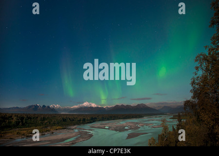 Northern Lights au-dessus de Mont McKinley et la rivière Chulitna pendant une pleine lune, Denali National Park, Alaska Banque D'Images