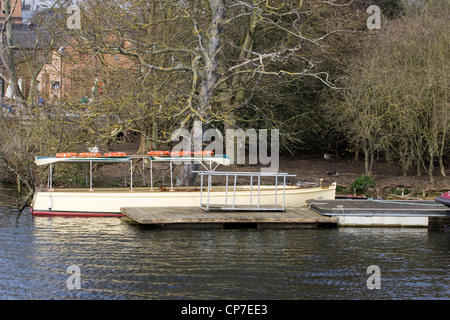 Bateaux et plates sur la rivière Avon à Stratford upon Avon en Angleterre Banque D'Images