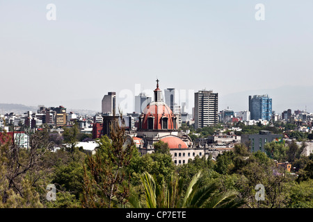 Voir l'horizon de la ville de Mexico sur le printemps à au sud de la colline de Chapultepec dessus de la cime des arbres du parc de Chapultepec Mexico City Banque D'Images
