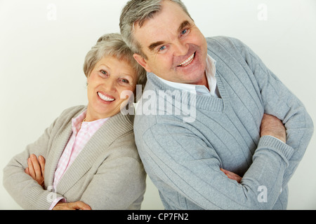 Famille de deux hauts mignon à la caméra et souriant avec confiance à Banque D'Images