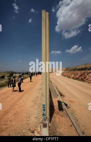 La barrière israélienne de Cisjordanie qui a été construite à travers les terres du village palestinien al-Walaja situées entre Bethléem et Jérusalem Israël Banque D'Images