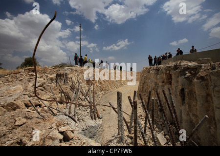 Un groupe d'activistes israéliens des droits de l'homme « combattants pour la paix » visite le site de construction de la barrière de séparation de Cisjordanie construite par Israël à travers le village palestinien d'al-Walaja en Cisjordanie Israël Banque D'Images