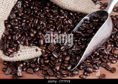 Photo de grains de café dans un sac en toile de jute avec metal scoop Banque D'Images