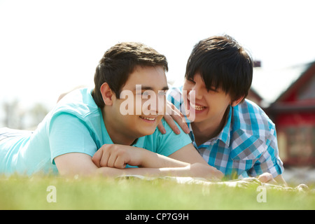 Heureux les amoureux gay allongé sur la pelouse Banque D'Images