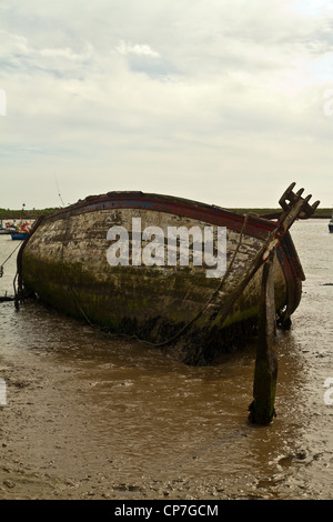 Bateaux sur le fleuve minerai dans l'Orford en avril en France Banque D'Images