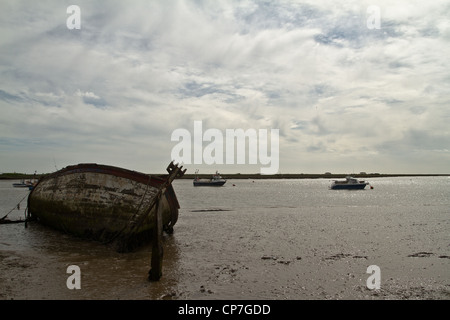 Bateaux sur le fleuve minerai dans l'Orford en avril en France Banque D'Images