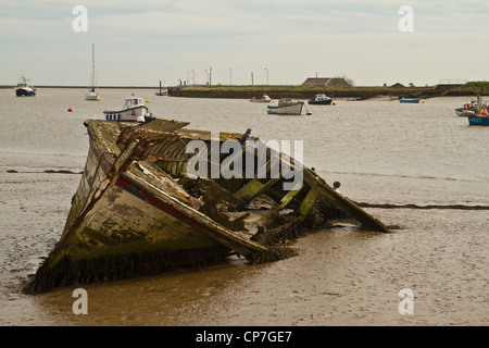 Bateaux sur le fleuve minerai dans l'Orford en avril en France Banque D'Images