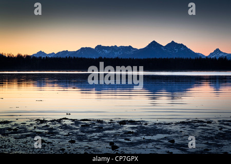 Vue panoramique sur le coucher du soleil de Bartlett Cove, Glacier Bay National Park & Préserver, sud-est de l'Alaska, l'été Banque D'Images