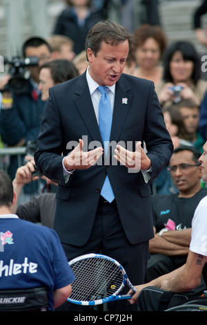 Le Premier ministre britannique, David Cameron, dans une conversation à l'International Paralympic Day 2011, Trafalgar Square, Londres Banque D'Images