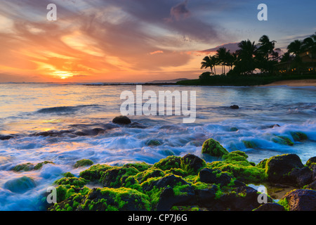 Coucher du soleil à la célèbre plage de Poipu, Kauai, Hawaï Banque D'Images