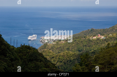La capitale de la DOMINIQUE Roseau éclipsé par l'aube Princess Cruise ship arrivant à port Banque D'Images
