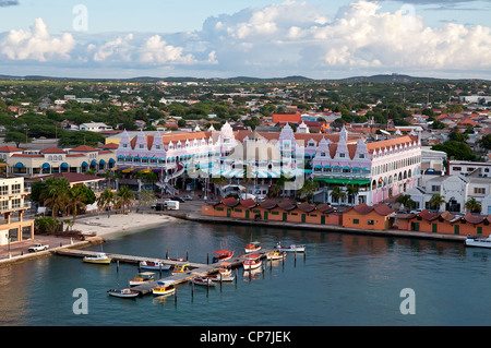 Vue de dessus de la province néerlandaise du nom de Oranjestad, Aruba - belle île des Caraïbes Banque D'Images