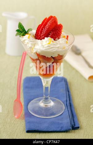 Les fraises avec de la crème. Recette disponible. Banque D'Images