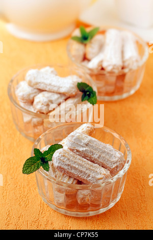 'Lenguas de gato" (langue de chat) pâtisserie traditionnelle espagnole. Recette disponible. Banque D'Images