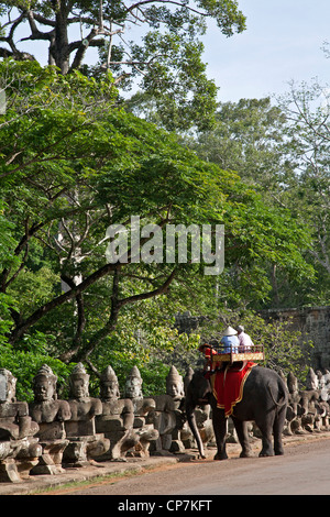 Les touristes à cheval un éléphant. Angkor. Cambodge Banque D'Images