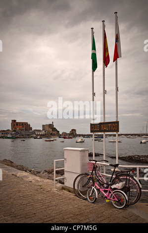 Des vélos dans le club des sports de la ville de Castro Urdiales avec l'église et le château de phare en arrière-plan, Cantabria, Espagne, Europe, UNION EUROPÉENNE Banque D'Images