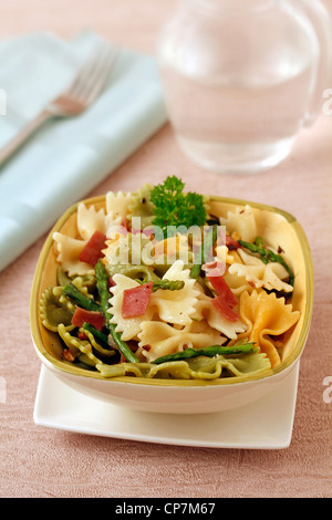 Farfalle aux asperges sauvages. Recette disponible. Banque D'Images