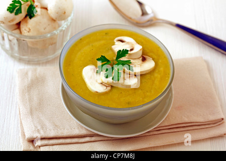 Soupe aux champignons et légumes. Recette disponible. Banque D'Images