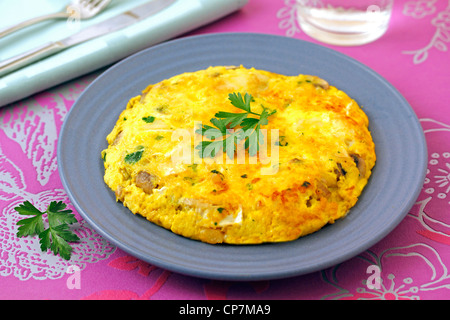 Omelette aux champignons et fromage. Recette disponible. Banque D'Images