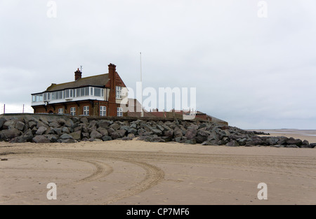 Rochers (enrochement), la protection de la Royal West Norfolk Golf Club club-house à partir de l'érosion côtière. Brancaster Banque D'Images