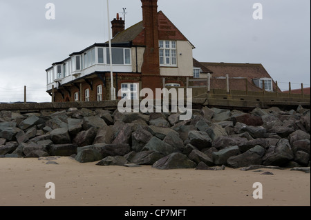 Rochers (enrochement), la protection de la Royal West Norfolk Golf Club club-house à partir de l'érosion côtière. Brancaster Banque D'Images