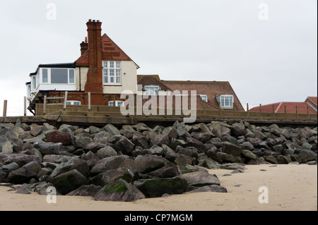 Rochers (enrochement), la protection de la Royal West Norfolk Golf Club club-house à partir de l'érosion côtière. Brancaster Banque D'Images