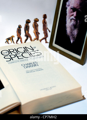 Portrait de Charles Darwin et son ouvrage l'origine des espèces, Londres Banque D'Images