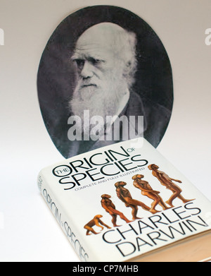 Portrait de Charles Darwin et son ouvrage l'origine des espèces, Londres Banque D'Images