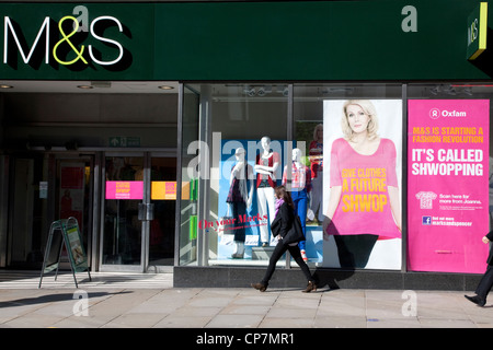 Shwop système Drop par Marks & Spencer et Oxfam pour le recyclage des vêtements, London Banque D'Images