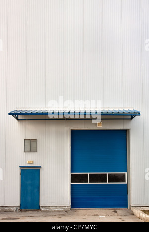 Entrepôt industriel Unité avec volet roulant bleu porte.Copy space Banque D'Images