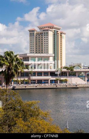 Embassy Suites Hotel et la rivière Hillsborough, Tampa, FL Banque D'Images