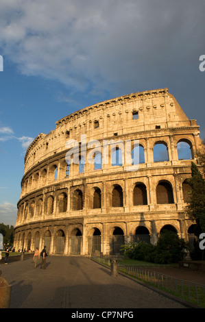 Le Colisée, Rome, Italie. Sa construction a commencé en 72 sous l'empereur Vespasien, et s'est achevée en 80 sous Titus ANNONCE Banque D'Images