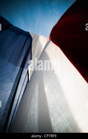 Dutch rouge-blanc et bleu contre le soleil du drapeau dans le vent fort Banque D'Images